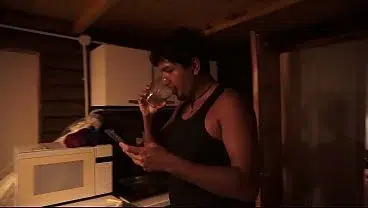 Mi entrenador personal tiene una ereccion accidentalmente y pone su pene en mi boca en medio del intenso entrenamiento