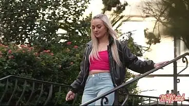 Nathalie et Luth, sublimes blondes, savourent le sexe lesbien