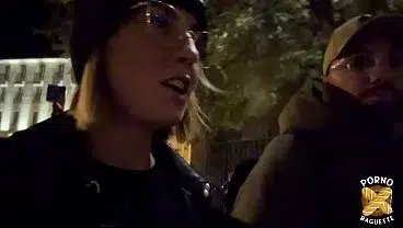 Pam, belle blonde aux gros seins, veut tout le temps baiser