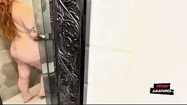 Rabuda realiza fetiche no banheiro