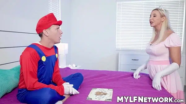 Sophia loves Halloween! She loves this spooky date that she can be a little too enthusiastic. In contrast, Rion, his Grinch stepson, is sick of it.