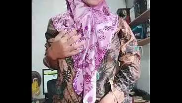 Massive Boobs Hijab Shemale Jerks Off Her Dick