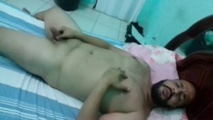 na Punheta falando putaria e gemendo