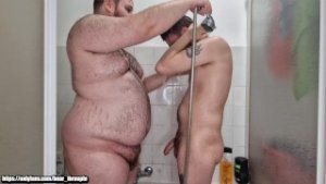 Oso peludo y y joven gordito se duchan juntos
