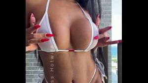Puta casada experimentando seus novos biquínis safados e transparentes na varanda do apartamento