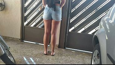 A mulher do meu vizinho é muito gostosa e só usa shorts curtinho, ela dá pra todo mundo do bairro e agora foi a minha vez de comer essa putinha