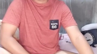 Chico latino sé masturba en su habitación