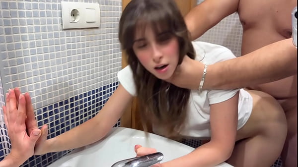 Creampie en mi coño con pelos , mi padrastro me rellena de semen en el baño cuando sus amigos estan en el salón