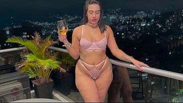 Culo grande, botín perfecto, linda chica latina y tetas naturales, mamada y tomas traseras en su gran polla blanca