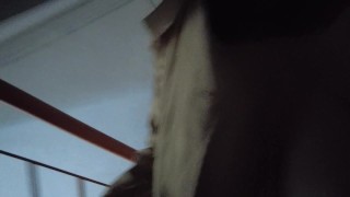 户外公共楼梯带贞操锁高潮，暗黑护士装配风衣