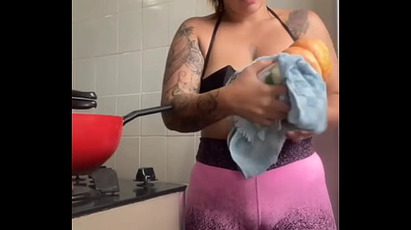 Estou fazendo janta pro amigo do meu marido, ciente que eu serei a sobremesa dos dois – Hallowen