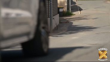 Francesca, chaude brune, s’empale sur une grosse queue