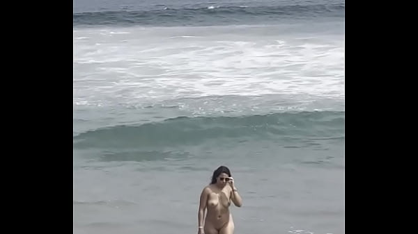 fui con mi novio a la playa y frente al mar me desnude para meterme a jugar sin ropa entre las olas