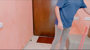 La chica de servicio se pone muy cachonda y me pide que la folle