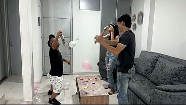 Le doy una dura follada a la novia de mi pequeño amigo mientras el descansa despues de una larga fiesta. Termina en sexo casero amateur.