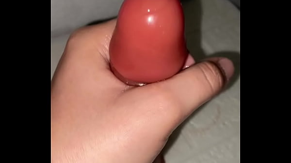 le hago una paja con las manos a mi dildo