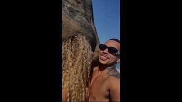 Levei a surfista casada pra fazer uma trilha de moto não resisti e gozei dentro