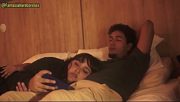 Mi hermanastra se acuesta en mi regazo y deja que ponga mi pene en su boca