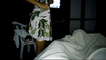 Mujer flaca de gran trasero entra a la habitación con un vestido y se la follan. porno casero