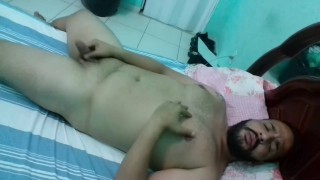 na Punheta falando putaria e gemendo