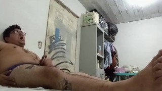 Se masturba mientras escucha musica y ve porno al mismo tiempo en su compu