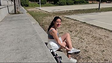 Vecina Cachonda En Patines Tiene Sexo Con DESCONOCIDO En Su CARRO En PUBLICO.