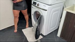 A young guy with a big dick fucks his blonde Colombian stepmom while she’s in the washing machine!