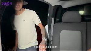 Petite Latina es seducida por su amigo para follar en el auto